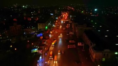 Geceleri küçük kasaba sokaklarının hava görüntüleri.