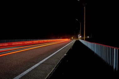 Yol ışıklarının uzun pozlu görüntüleri.