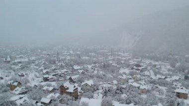 Küçük bir köyün kış manzarasının hava görüntüleri.