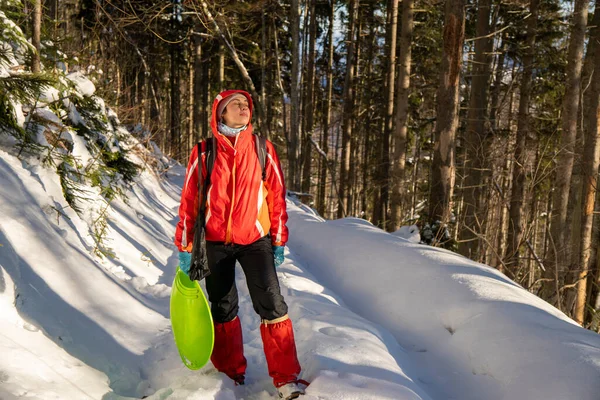 Mladá Aktivní Žena Turistika Sněhu Pokryté Horské Lesy — Stock fotografie