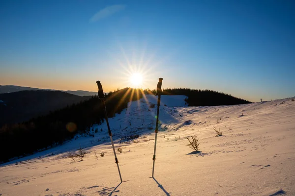 Barevný Zimní Východ Slunce Horách Trekingové Hole Sněhu Krásné Zimní — Stock fotografie