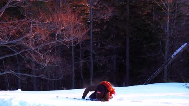 Luftaufnahme Des Wanderers Der Auf Den Gipfel Des Mountain Ridge — Stockvideo