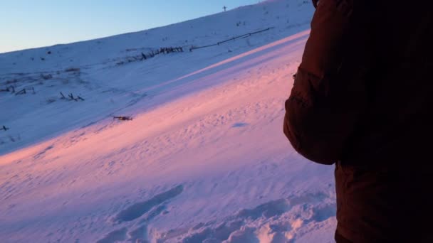 Operador Drones Trabajando Colina Cubierta Nieve Hombre Que Controla Control — Vídeos de Stock