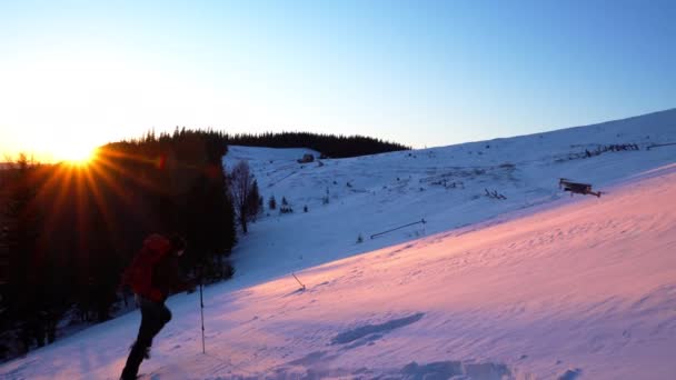 Achteraanzicht Van Wandelaar Wandelen Mountain Ridge Bij Zonsopgang Jongeman Met — Stockvideo