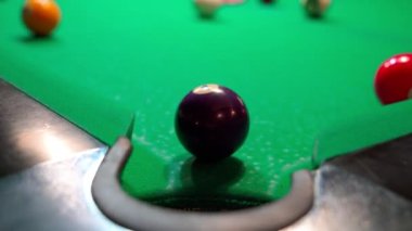 Bilardo oynayan sakallı adam. Bilardo maçını yakından izle. Çizgiler ve katı toplar masada. Klasik stil.