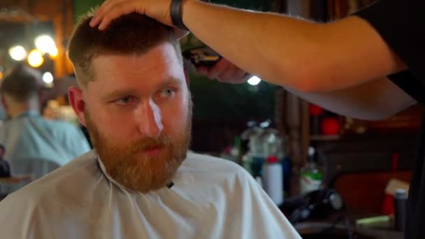 Barbu Dans Salon Coiffure Trendy Barbier Coupe Les Cheveux Homme — Video