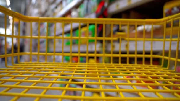 Pessoas Com Carrinho Compras Amarelo Vazio Corredor Supermercado Com Carrinho — Vídeo de Stock