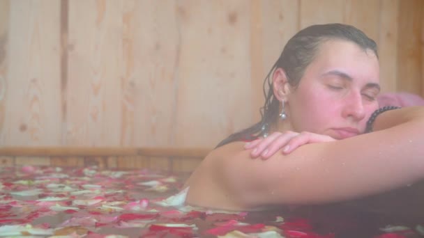 Krásná Mladá Žena Ležící Horké Ofuro Lázni Plné Růžových Květin — Stock video
