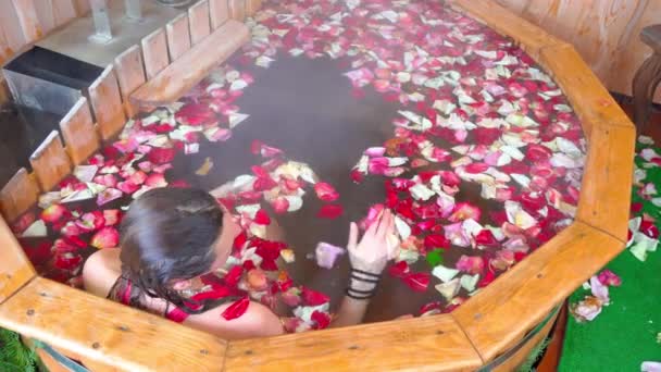 Piękna Młoda Kobieta Leżąca Gorącej Kąpieli Ofuro Pełnej Kwiatów Róż — Wideo stockowe