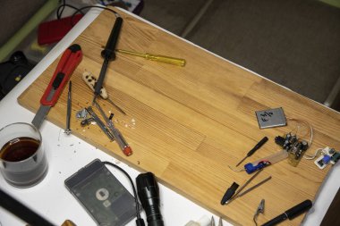 Basit elektrik devrelerinin yakın plan görüntüsü, elektrik bileşenleri, diyot, rezistanslar, lehim yapan elektrik kabloları ve kabloları. El lehimleme istasyonu. Elektronik parçalar