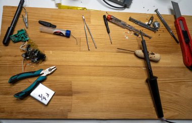 Basit elektrik devrelerinin yakın plan görüntüsü, elektrik bileşenleri, diyot, rezistanslar, lehim yapan elektrik kabloları ve kabloları. El lehimleme istasyonu. Elektronik parçalar