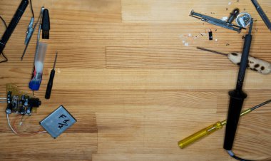 Basit elektrik devrelerinin yakın plan görüntüsü, elektrik bileşenleri, diyot, rezistanslar, lehim yapan elektrik kabloları ve kabloları. El lehimleme istasyonu. Elektronik parçalar