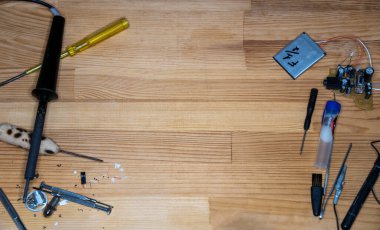 Basit elektrik devrelerinin yakın plan görüntüsü, elektrik bileşenleri, diyot, rezistanslar, lehim yapan elektrik kabloları ve kabloları. El lehimleme istasyonu. Elektronik parçalar