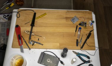 Basit elektrik devrelerinin yakın plan görüntüsü, elektrik bileşenleri, diyot, rezistanslar, lehim yapan elektrik kabloları ve kabloları. El lehimleme istasyonu. Elektronik parçalar