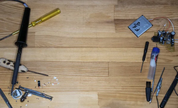 Basit elektrik devrelerinin yakın plan görüntüsü, elektrik bileşenleri, diyot, rezistanslar, lehim yapan elektrik kabloları ve kabloları. El lehimleme istasyonu. Elektronik parçalar