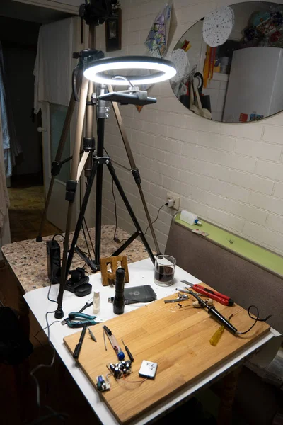 Basit elektrik devrelerinin yakın plan görüntüsü, elektrik bileşenleri, diyot, rezistanslar, lehim yapan elektrik kabloları ve kabloları. El lehimleme istasyonu. Elektronik parçalar