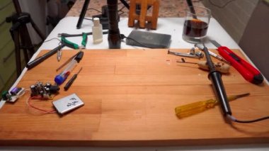 Basit elektrik devrelerinin yakın görüntüsü, elektrik bileşenleri, diyot, rezistanslar, lehimleme elektrik kabloları ve kabloları. El lehimleme istasyonu. Elektronik parçalar