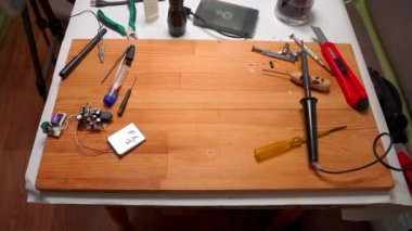 Basit elektrik devrelerinin yakın görüntüsü, elektrik bileşenleri, diyot, rezistanslar, lehimleme elektrik kabloları ve kabloları. El lehimleme istasyonu. Elektronik parçalar