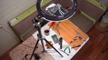 Basit elektrik devrelerinin yakın görüntüsü, elektrik bileşenleri, diyot, rezistanslar, lehimleme elektrik kabloları ve kabloları. El lehimleme istasyonu. Elektronik parçalar