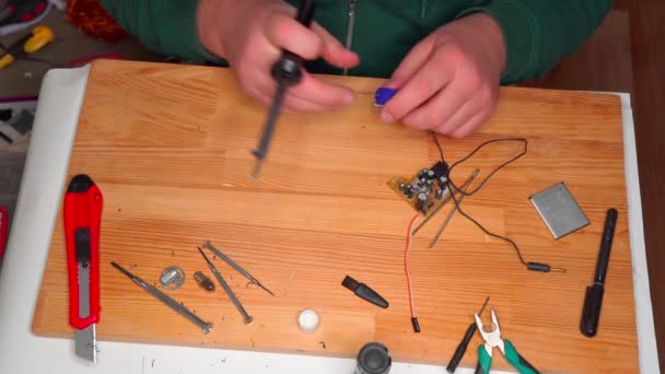 Close Zicht Eenvoudige Elektrische Circuit Brood Bord Met Elektrische Componenten — Stockvideo