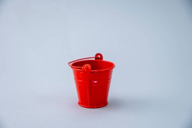 Gri arkaplanda kırmızı kovanın yakın plan görüntüsü