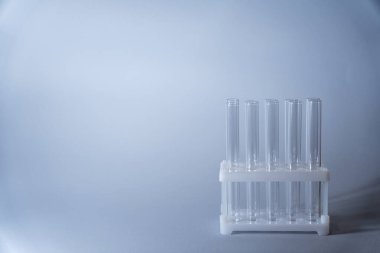Mavi arka planda laboratuvar ekipmanlarının yakın plan görüntüleri.