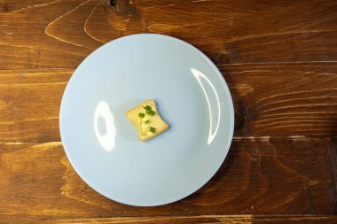 Kahvaltı için sandviç hazırla. Mavi tabakta mikro yeşillikli sandviçler ahşap arka planda lezzetli ve taze organik gıdalar sağlıklı kahvaltı konsepti