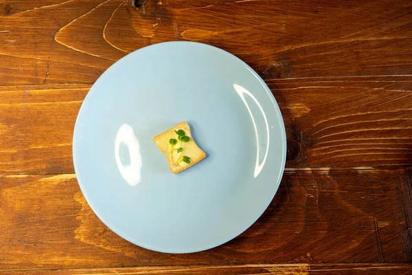 Kahvaltı için sandviç hazırla. Mavi tabakta mikro yeşillikli sandviçler ahşap arka planda lezzetli ve taze organik gıdalar sağlıklı kahvaltı konsepti