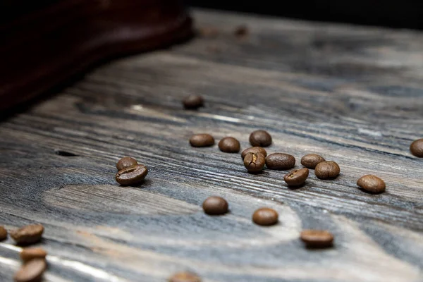 Kaliteli ahşap arka planda fırınlanmış kahve taneleri. Antika tarzı ahşap arka plan. Sırayla dizilmiş yeni kesilmiş ahşap kalasların dokusu. Kaba, eskimiş ahşap doku..