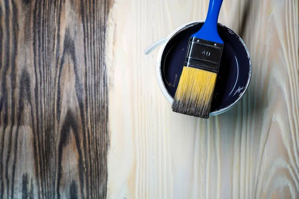 Boya fırçasıyla ahşap arka planda duran alanı kopyala. Çalı üzerinde koyu kahverengi boya olan yakın plan boya fırçası. Ahşap yüzeydeki boya aletleri. Üst Manzara. Kopyalama. Klasik stil.