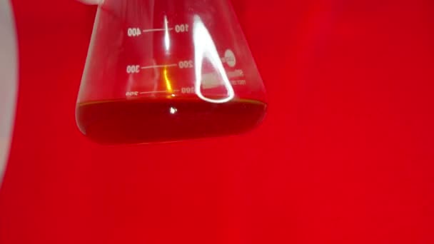 Крупным Планом Сфотографировать Химическое Лабораторное Оборудование Рук Красном Фоне — стоковое видео