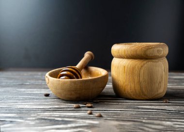 Bal-dipper 'dan damlayan aromatik bal. Kasedeki bal. Ahşap arka planda tahta kaplamalardan bal damlıyor. Seçici odak.