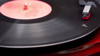 Vinil oynatıcının yakın plan görüntüsü