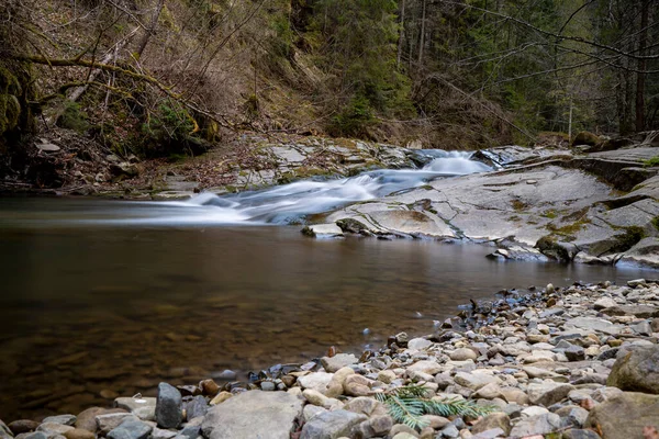Горный Ручей Весной Каменистом Лесу Прекрасная Река Протекающая Лесу Весной — стоковое фото