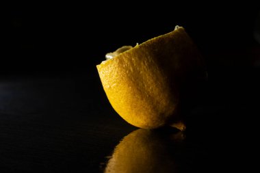Sıkıştırılmış limon siyah arkaplanda izole edilmiş