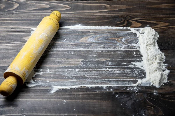 Koyu ahşap masa, üst görünüm, metin, menü için bedava fotokopi alanı, izlerle dokulu bord 'un dokuma iğnesi ham hamuru ahşap oklama kavramı ile düzleştirilmiş yuvarlak mandallar.