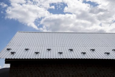 Yeni evin çatısı demirden. Güvenilir çatı