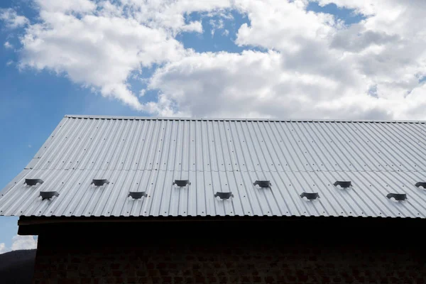 Yeni evin çatısı demirden. Güvenilir çatı