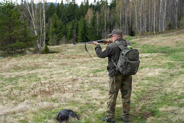 Männlicher Jäger Mittleren Alters Mit Seinem Jagdhund Karpatenwald — Stockfoto