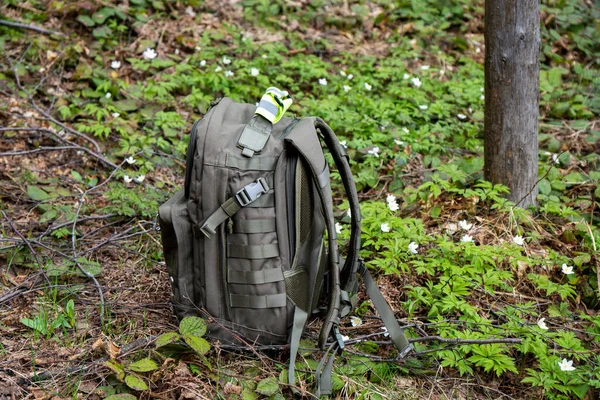 森林地面战术背包特写镜头 — 图库照片