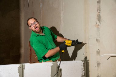 Tamirci portresi yenileme işlemi yapıyor