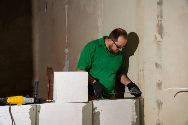 Tamirci portresi yenileme işlemi yapıyor