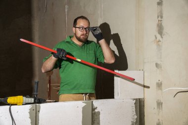 Tamirci portresi yenileme işlemi yapıyor