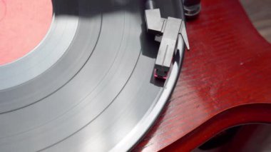 Vinil oynatıcının yakın plan görüntüsü