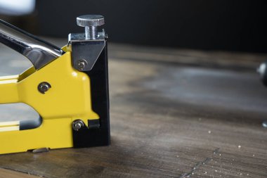 Tahta arka planda zımba zımbasının yakın plan görüntüsü.