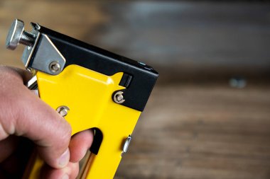 Tahta arka planda zımba zımbasının yakın plan görüntüsü.