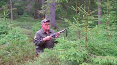 Ukrayna 'daki Karpat Ormanı' nda orta yaşlı erkek avcının görüntüleri 