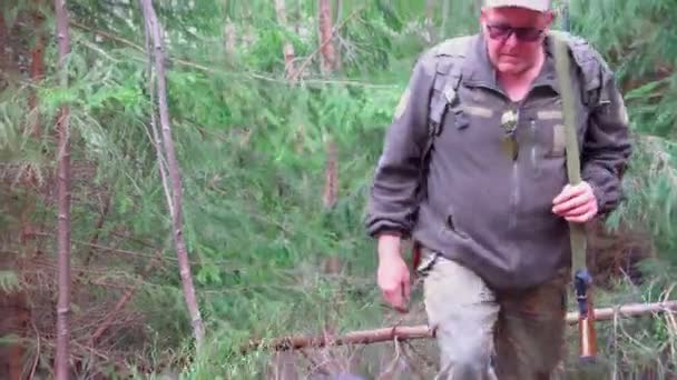 Ukrayna Daki Karpat Ormanı Nda Orta Yaşlı Erkek Avcının Görüntüleri — Stok video