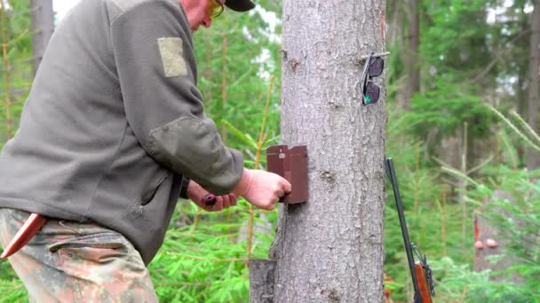 Orta Yaşlı Erkek Avcının Ukrayna Daki Karpat Ormanında Ağaca Kamera — Stok video
