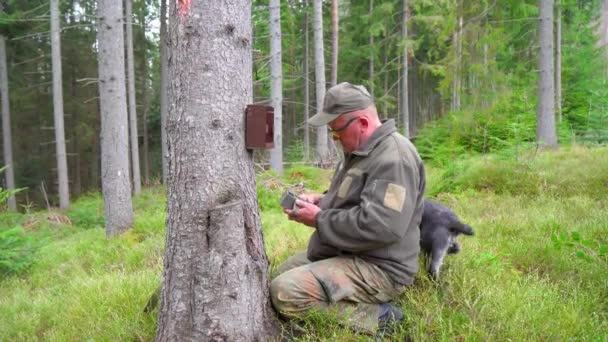 Πλάνα Από Μεσήλικας Κυνηγός Αρσενικών Βάζοντας Κάμερα Παγίδα Στο Δέντρο — Αρχείο Βίντεο